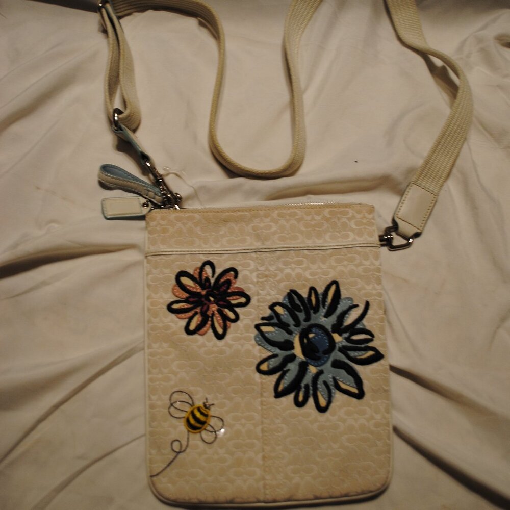 COACH WHITE BUMBLE BEE CROSS BODY BAG